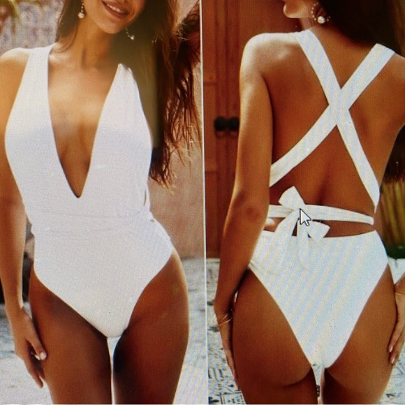 3/12 🏖️ sale Alunalevi White Swimsuit plunging Neckline. One piece. Size M NWT - Picture 2 of 10